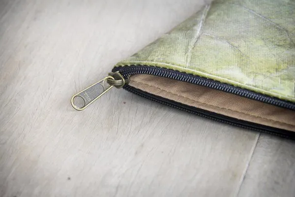 BY COPALA BY COPALA Gefütterte nachhaltige Laptop Hülle 13–14 Zoll aus Blattleder – Handgenähte vegane Laptoptasche, wasserabweisendes Laptop Case, für MacBook Air & Pro in grün – Produktbild 4 von 4