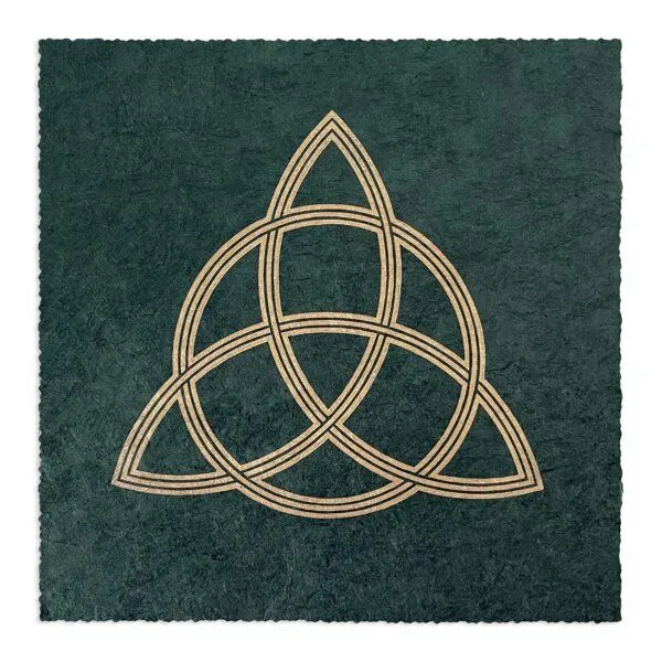 Veskor Cassiopeia Veskor Cassiopeia TRIQUETRA Heilige Geometrie Linoldruck | 22 × 22 cm | Gold auf Smaragdgrün – Produktbild 1 von 4