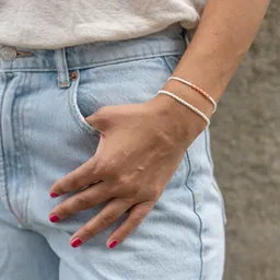 juni juni Sommer Armbänder Set - vegane Perlenarmbänder cremeweiß mit Koralle farbenen Kristallen – Produktbild 1 von 1