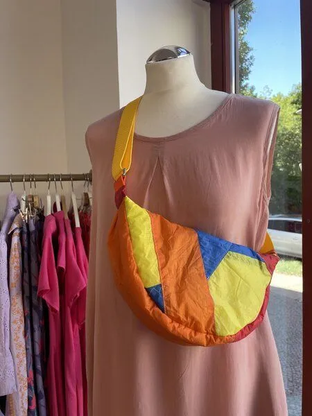 Skrabak Skrabak Upcycling-Bauchtasche aus Segeltuch (handgefertigte Unikate), Gelb-orange-rot-blau, – Produktbild 4 von 4
