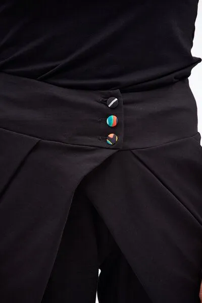 KOKOworld KOKOworld Nachhaltige Hose Button 2.0 aus Bio-Baumwolle – mit Taschen & dekorativen Knöpfen – Fair Fashion aus Europa – bequem & modern, Black (schwarz), – Produktbild 3 von 4