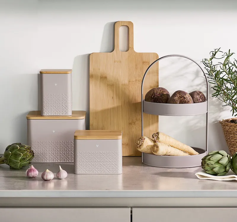 Zeller Present Vorratsdose Dosen mit Bambusdeckel, 3tlg., "Heart", Metall, (Set, 3-tlg), 9,5x9,5x13,5 (950 ml), 14x11x11,2 (1200 ml), 18x15,7x14,5 (3000 ml) cm, Grau, – Produktbild 1 von 5