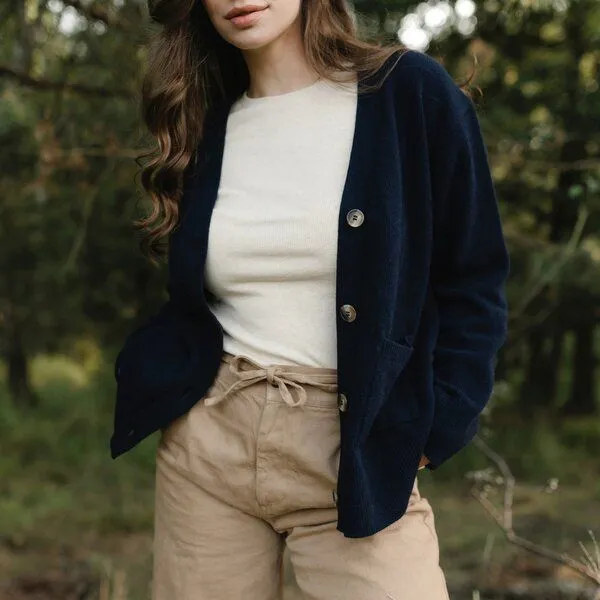 NORDLICHT NORDLICHT Cardigan Milla mit V-Ausschnitt aus 100% recycelter Wolle, Marineblau (blau), – Produktbild 3 von 4