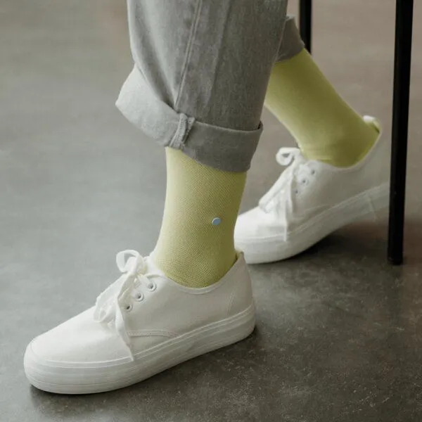 wysf. | what you stand for. wysf. | what you stand for. Socken, Piqué Strick mit Knopf, Bio-Baumwoll-Mix, Gelb (pastellgelb), – Produktbild 1 von 4