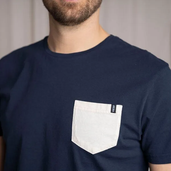 Vresh Clothing Vresh Clothing Vilip - Classic Fit T-Shirt mit Brusttasche aus Biobaumwolle, Navy/beige, – Produktbild 4 von 4