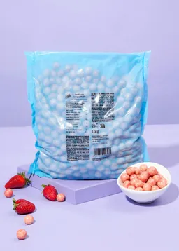 KoRo Reis Crispies in weißer Schokolade und Erdbeerpulver 1 kg – Produktbild 1 von 1