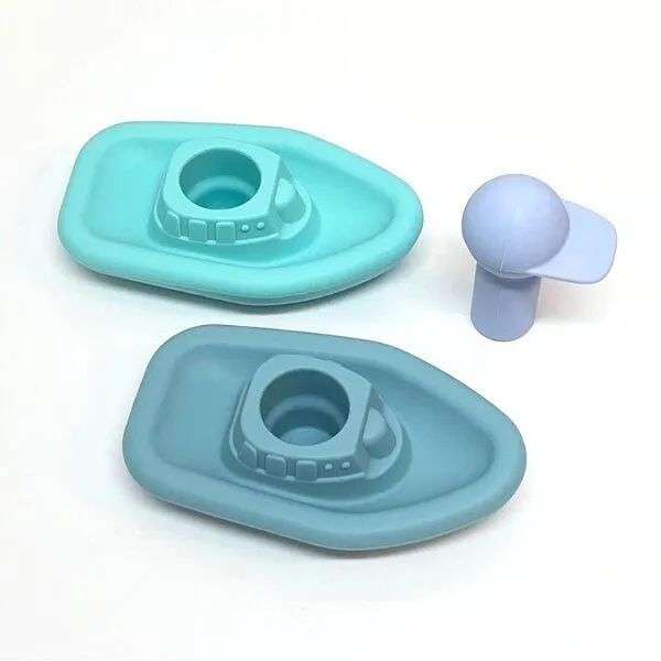 PETIKIDS PETIKIDS Silikon-Badespielzeug Set mit 2 Booten + 1 Kapitän, Blau, – Produktbild 2 von 4