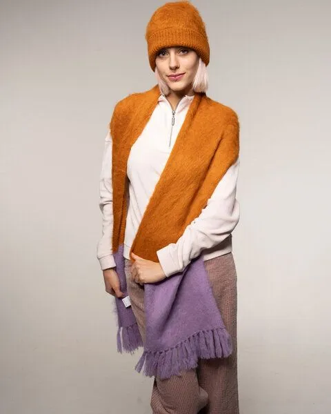 Alma & Lovis Alma & Lovis Flauschiger Strickschal aus gebrushter Alpakawolle | Brushed Scarf, Fox (orange-lila), – Produktbild 4 von 4