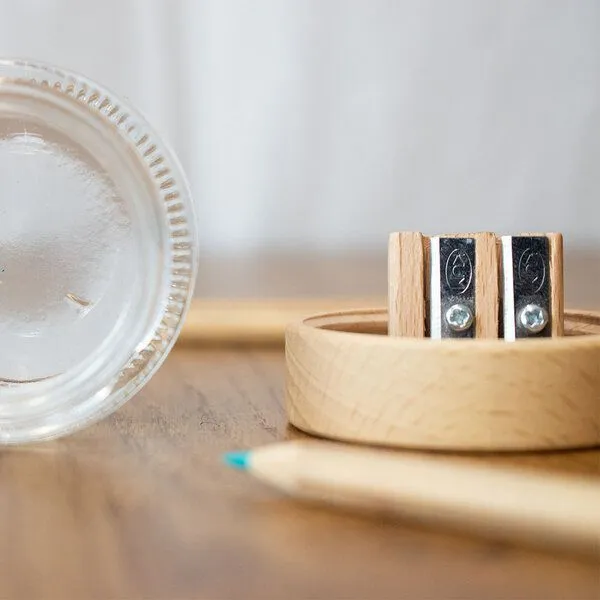 4betterdays 4betterdays Doppelspitzer aus Glas mit Buchenholzdeckel | für 2 Stiftgrößen – Produktbild 3 von 4