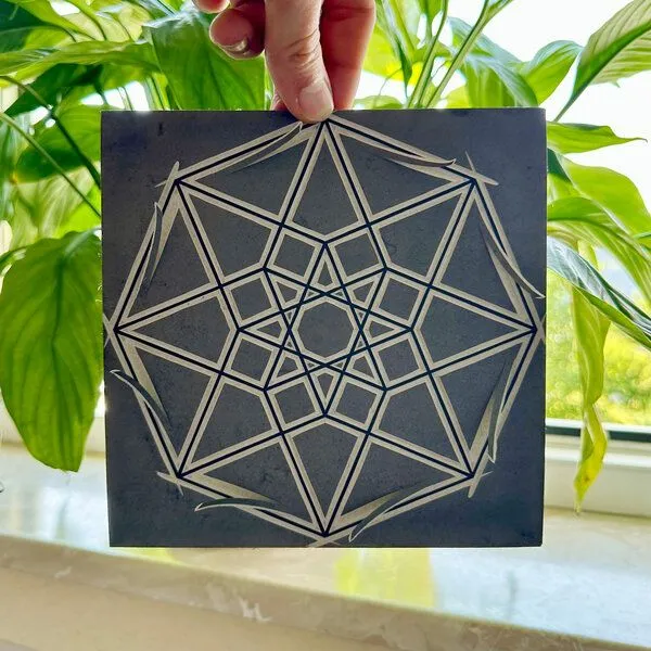 Veskor Cassiopeia Veskor Cassiopeia TESSERAKT HYPERCUBE Heilige Geometrie Linoldruck | 22 × 22 cm | Gold auf Schwarz – Produktbild 2 von 4