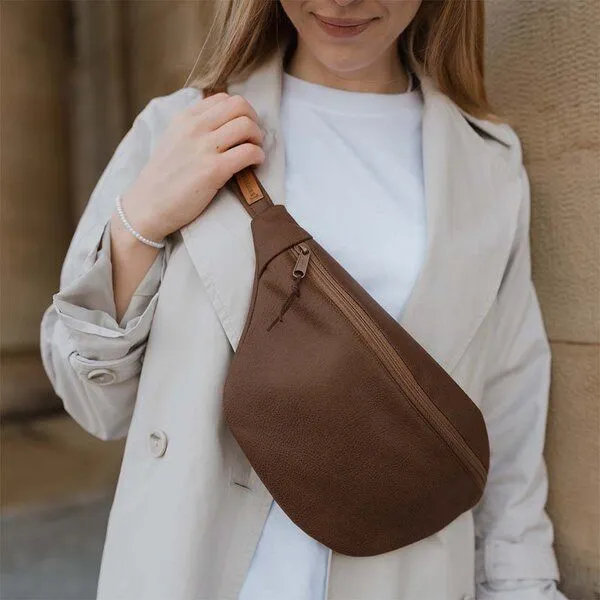 BOWLEANIES TASCHEN BOWLEANIES TASCHEN Große XXL Gürteltasche aus Lederfaserstoff, Chocolate mit gold, – Produktbild 1 von 3
