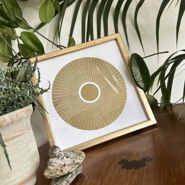 Veskor Cassiopeia Veskor Cassiopeia Gerahmt | CENTRAL SUN Heilige Geometrie Sonnen-Linoldruck | 20 × 20 cm in 22 × 22 cm Rahmen | Gold, Weiß, – Produktbild 2 von 4