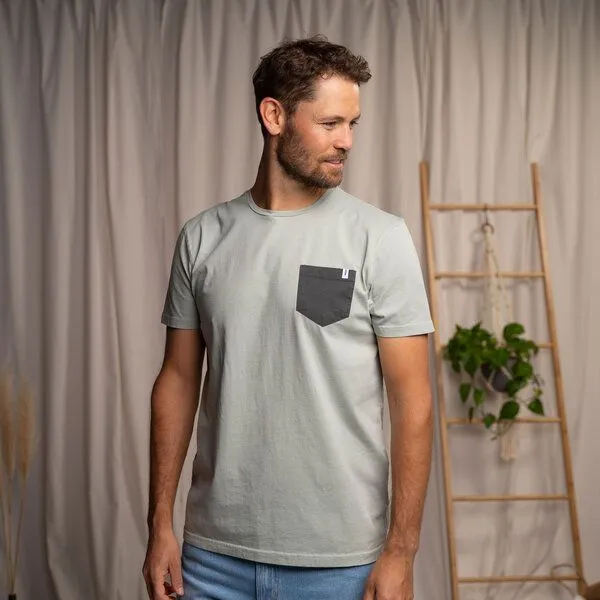 Vresh Clothing Vresh Clothing Vilip - Classic Fit T-Shirt mit Brusttasche aus Biobaumwolle, Minze/waldgrün, – Produktbild 1 von 4