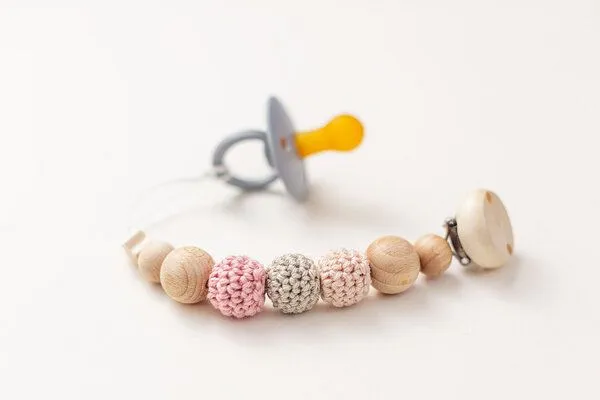 NoniKids Berlin NoniKids Berlin Schnullerkette Holz *Sternchen* 10 Farben I Bio Baumwollgarn I NoniKids, Nude, – Produktbild 2 von 3