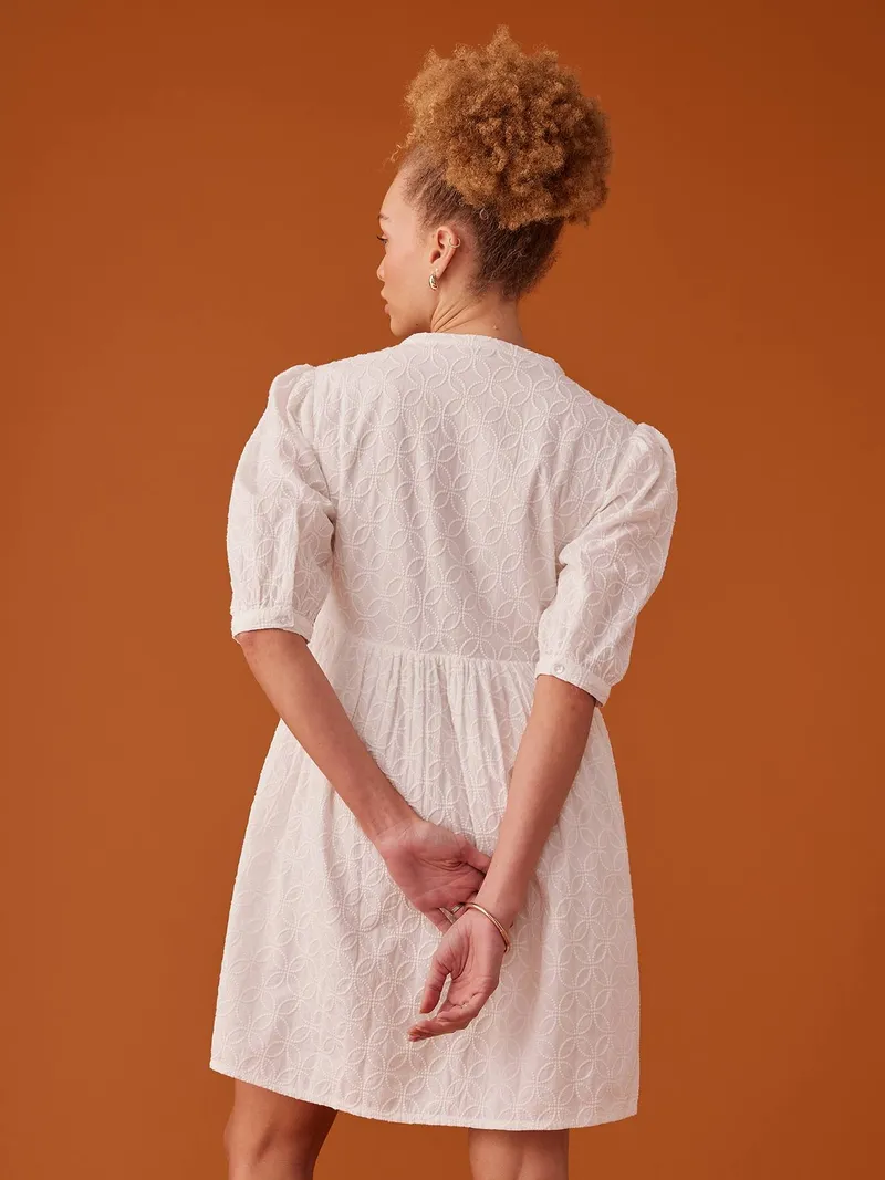 Envie De Fraise Kleid mit Lochstickereien für Schwangerschaft & Stillzeit ENVIE DE FRAISE, Wollweiß, – Produktbild 4 von 4