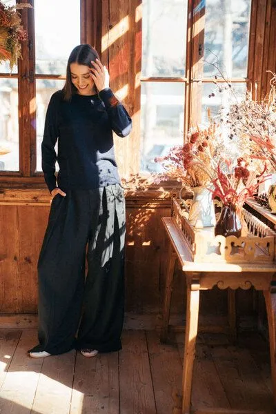 Kopyto Kopyto JENOT - Klassischer Damenpullover aus 100% Merinowolle, Dunkelblau, – Produktbild 3 von 4