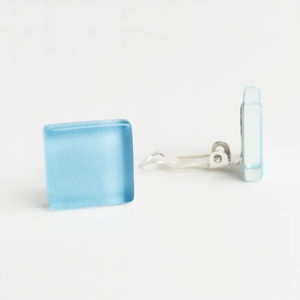 ALEXASCHA ALEXASCHA Minimalistische Ohrclips aus Glas | PUREFORM, Eisblau, – Produktbild 2 von 4