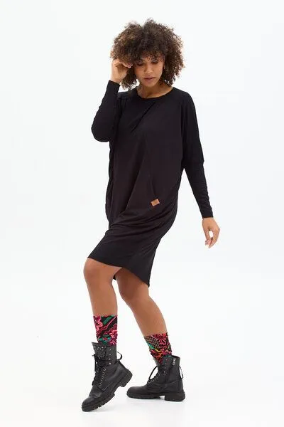 KOKOworld KOKOworld Kleid Toa – aus weicher Viskose – mit Bootsausschnitt und praktischen Taschen – Fair produziert in Polen, Black (schwarz), – Produktbild 2 von 4