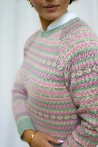 Haus of Namaste Haus of Namaste Handgemachter Fair Isle Lammwollpullover | 100% Lammwolle in Altrosa & Salbeigrün | Faire und nachhaltige Mode – Produktbild 3 von 4