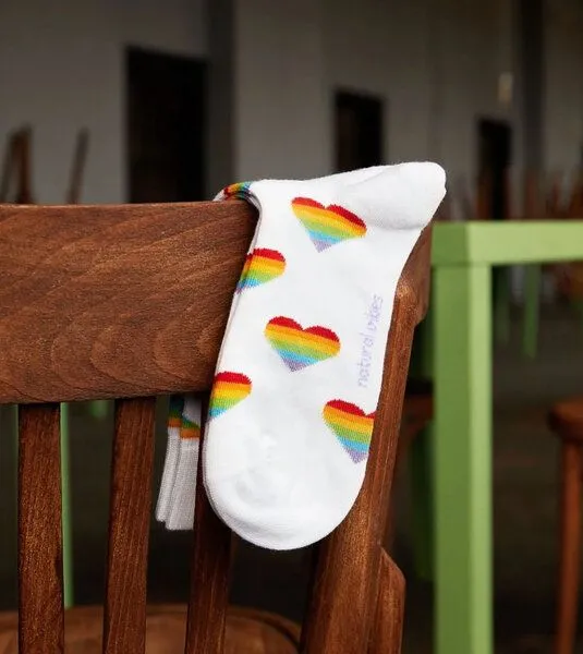 Natural Vibes Natural Vibes Rainbow Heart Socken aus Biobaumwoll-Mix, Mehrfarbig, – Produktbild 4 von 4