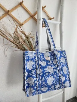 Haus of Namaste Haus of Namaste Klassische Tragetasche aus 100 % Bio-Baumwolle mit blauem Blockdruck | Weiße Tasche aus Bio-Baumwolle mit Blumenmuster | Gesteppte Alltagstasche | Robuster Schulter-Shopper | Nachhaltig und fair – Produktbild 1 von 1
