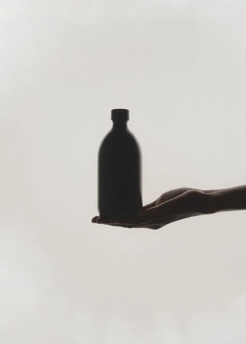 Schwarze Glasflasche mit Deckel – Produktbild 1 von 2