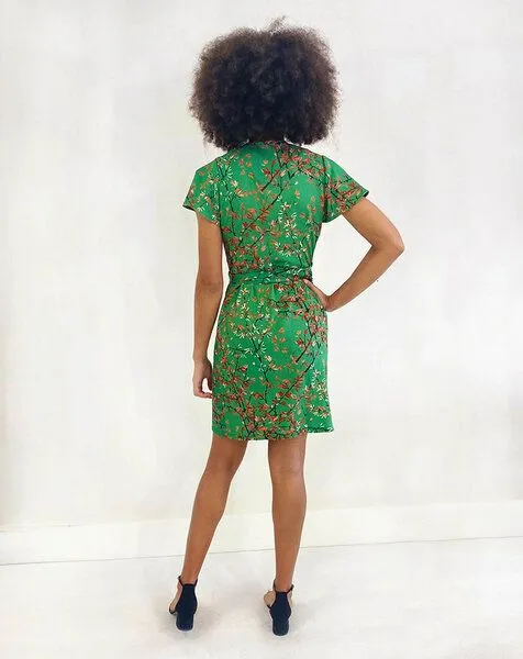 Aatise Aatise Wickelkleid mit Schmetterlingsärmeln Zuras, 100% EcoVero grüner Druck, Grün, – Produktbild 1 von 4