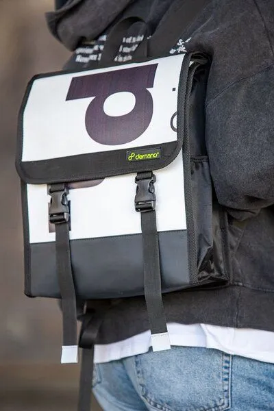 DEMANO DEMANO Rucksack aus Recycelten Bannern Verdi S, Lila, – Produktbild 2 von 4