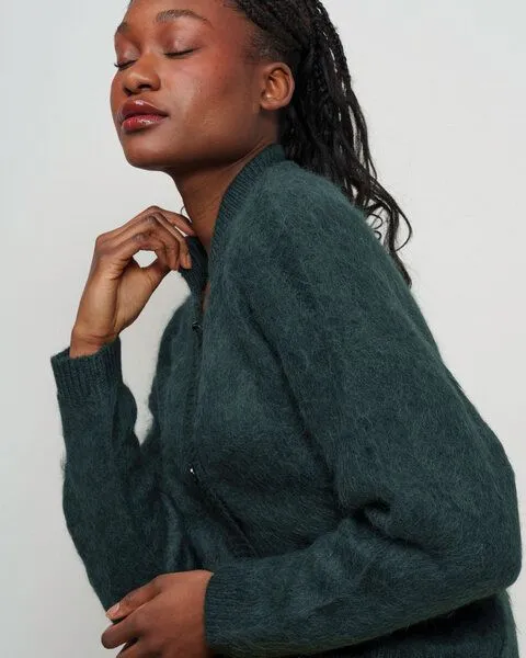 Alma & Lovis Alma & Lovis Kuschelige Wohlfühljacke aus gebrushtem Alpakastrick | Brushed Jacket, Zeder (grün), – Produktbild 3 von 4