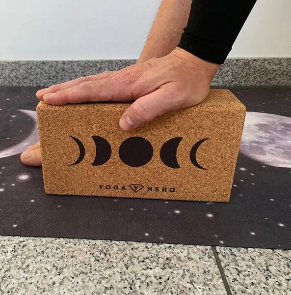Yoga Hero Yoga Hero Yogablock aus Kork, Moon (schwarz), – Produktbild 3 von 3
