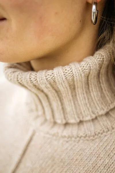SALZWASSER Salzwasser Koli – Wollstrick Rollkragenpullover (Damen) aus 100% recycelter Merinowolle, Sand (beige), – Produktbild 3 von 4