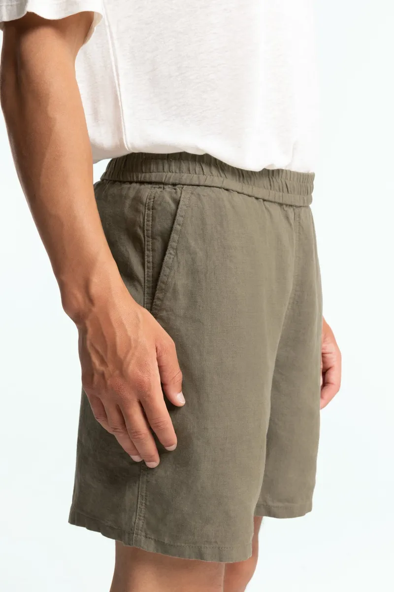 Kings Of Indigo Kings of Indigo Herren vegan Shorts Bidatsu Bungee Cord Dunkel Oliv, Olivgrün, – Produktbild 1 von 2