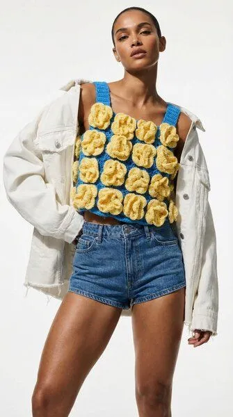 KnitToChange KnitToChange Handgehäkeltes Crop-Top mit 3D-Blüten in Blau & Gelb – Produktbild 1 von 4