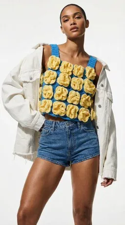 KnitToChange KnitToChange Handgehäkeltes Crop-Top mit 3D-Blüten in Blau & Gelb – Produktbild 1 von 1