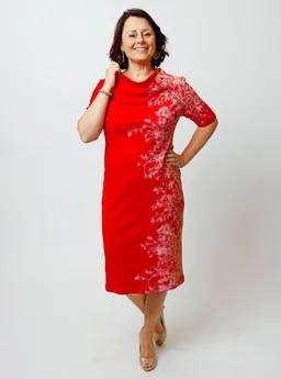 Peaces.bio - handbedruckte Biomode Peaces.bio - handbedruckte Biomode Wasserfallkleid Föhrenzauber Rot – Produktbild 1 von 1