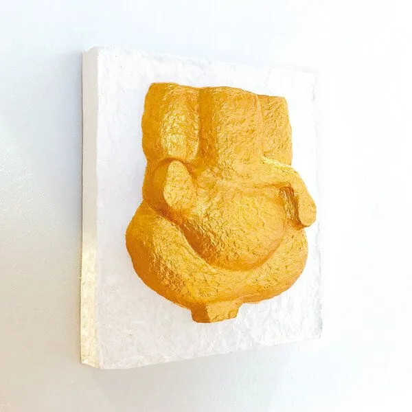 Sundara Sundara Deko Relief-Wandbild – Weiß/Gold mit Aufhänger – Produktbild 2 von 4