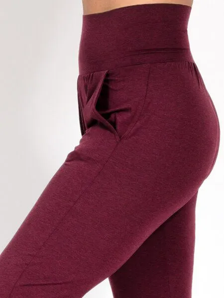 Magadi Magadi Yoga- und Wohlfühlhose Paula aus weichem Naturmaterial, mit Taschen, Rot (dark red), – Produktbild 2 von 3