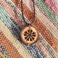 Himal Hemp Himal Hemp Klitoris Mandala JANA Anhänger aus Zirbenholz – Produktbild 1 von 1
