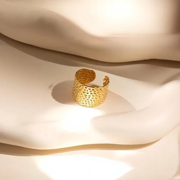 ELEKTROPULLI Elektropulli Größenverstellbarer Hammered Dots Ring, 1,5 cm breit, Gold, – Produktbild 3 von 4