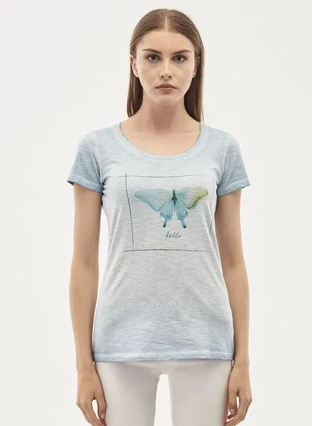 ORGANICATION ORGANICATION Garment Dyed T-Shirt aus Bio-Baumwolle mit Schmetterling-Print, Milky blue, – Produktbild 1 von 4