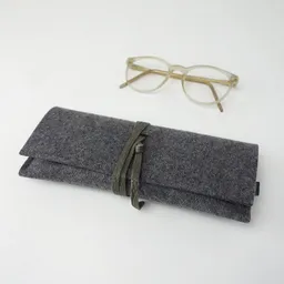 matilda k. manufaktur matilda k. manufaktur Brillenetui 'auguste' XL für breite Brillen aus Wollfilz dunkelgrau mit Lederband – Produktbild 1 von 1