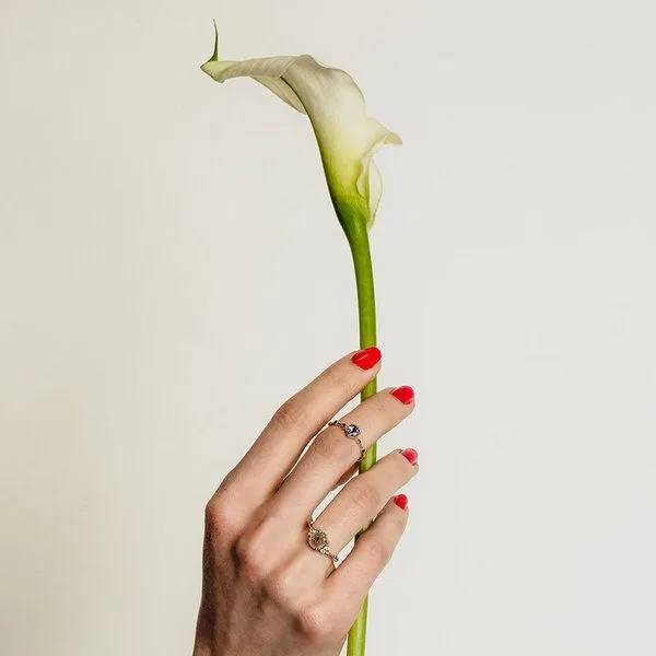 Eppi Eppi Ring mit Alexandrit und seitlichen Salt and Pepper Diamanten Imelda, Gelb, – Produktbild 2 von 4