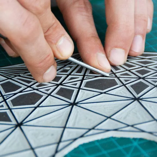Veskor Cassiopeia Veskor Cassiopeia 6-ORTHOPLEX HEXACROSS Heilige Geometrie Linoldruck | 40 x 40 cm | Gold auf Naturweiß – Produktbild 2 von 4
