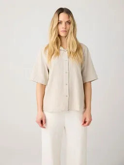 KnowledgeCotton Apparel KnowledgeCotton Apparel Lockere kurzarm Hemdbluse mit Struktur aus Bio-Baumwolle – Produktbild 1 von 1