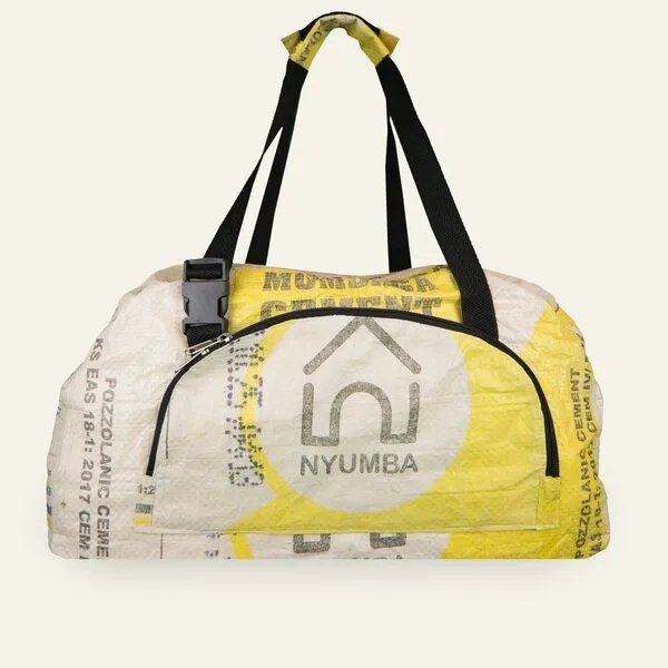 Nyuzi Blackwhite Nyuzi Blackwhite Upcycling Weekender | Sporttasche mit Rucksackfunktion recycelt aus Zementsäcken, Gelb mombasa cement, – Produktbild 3 von 4