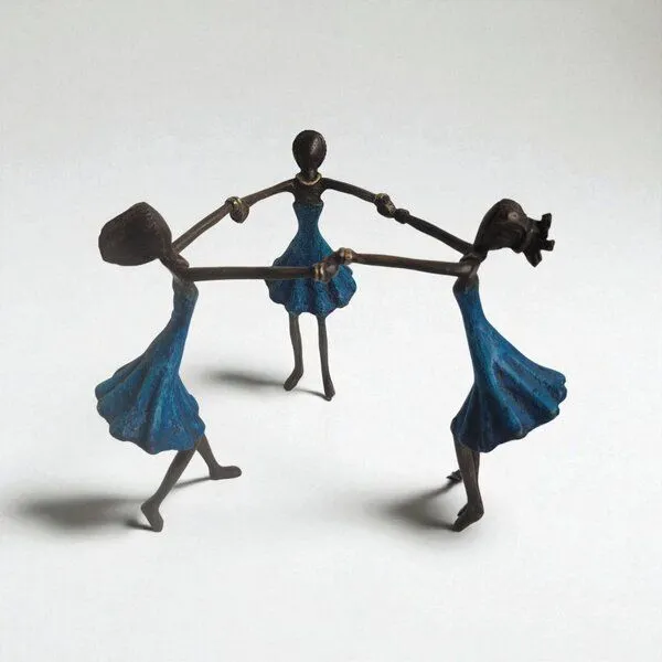 Moogoo Creative Africa Moogoo Creative Africa "Alors on danse" | Bronze-Skulptur von Hamidou | Einzelstücke, handgemacht & fair gehandelt in Westafrika, Blau, – Produktbild 1 von 1