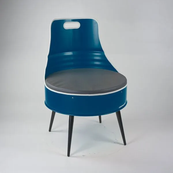 Lockengelöt Lockengelöt Stuhl aus einem Hamburger Ölfass, Ozeanblau (gepulvert), – Produktbild 1 von 3