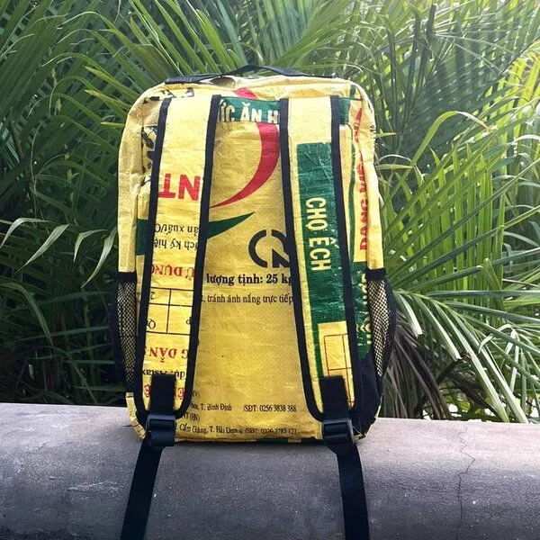 MoreThanHip MoreThanHip Laptop-Rucksack 15,6 Zoll aus recycelten Zement- oder Fischfuttersäcken - Trong, Weiß/grün - biene, – Produktbild 4 von 4