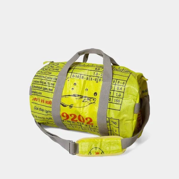 REFISHED fair fashion REFISHED fair fashion Tasche 'SPORTY BAG' - upcycelte Fischfuttersäcke, #fish gelb-dollar (gelb), – Produktbild 1 von 2