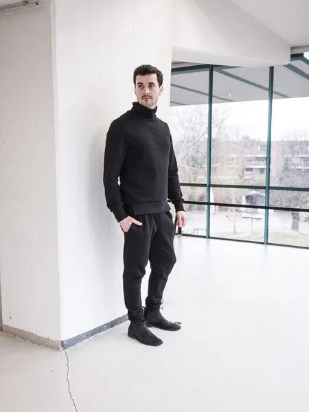 Sophia Schneider-Esleben Sophia Schneider-Esleben Unisex Max - Sweatshirt aus Bio-Baumwolle, Schwarz, – Produktbild 2 von 4